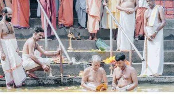 ചക്കുളത്തുകാവ് ഭഗവതി ക്ഷേത്രത്തിലെ പന്ത്രണ്ട് നോയമ്പ് മഹോത്സവം ചക്കരക്കുളത്തിൽ ആറാട്ടോടെ കൊടിയിറങ്ങി ചക്കുളത്തുകാവ് ഭഗവതി ക്ഷേത്രത്തിലെ പന്ത്രണ്ട് നോയമ്പ് മഹോത്സവം ചക്കരക്കുളത്തിൽ ആറാട്ടോടെ കൊടിയിറങ്ങി