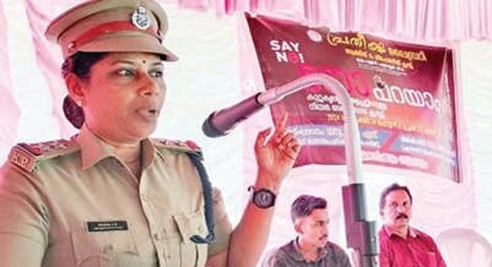 ചാരുംമൂട് പ്രതീക്ഷ ലൈബ്രറി ആർട്സ് ആൻഡ് സ്പോർട്സ് ക്ലബ്ബിൽ നിയമാവബോധ ക്ലാസ് നടത്തി ചാരുംമൂട് പ്രതീക്ഷ ലൈബ്രറി ആർട്സ് ആൻഡ് സ്പോർട്സ് ക്ലബ്ബിൽ നിയമാവബോധ ക്ലാസ് നടത്തി
