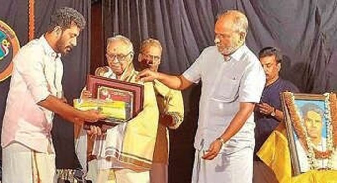 ഗുരു ചെങ്ങന്നൂർ കഥകളിപുരസ്കാരം സമ്മാനിച്ചു ഗുരു ചെങ്ങന്നൂർ കഥകളിപുരസ്കാരം സമ്മാനിച്ചു