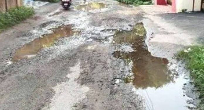 പാറമേൽപ്പടി ഇലഞ്ഞിമേൽ റോഡ് ന്നാക്കണമെന്ന ആവശ്യം ശക്തം പാറമേൽപ്പടി ഇലഞ്ഞിമേൽ റോഡ് ന്നാക്കണമെന്ന ആവശ്യം ശക്തം