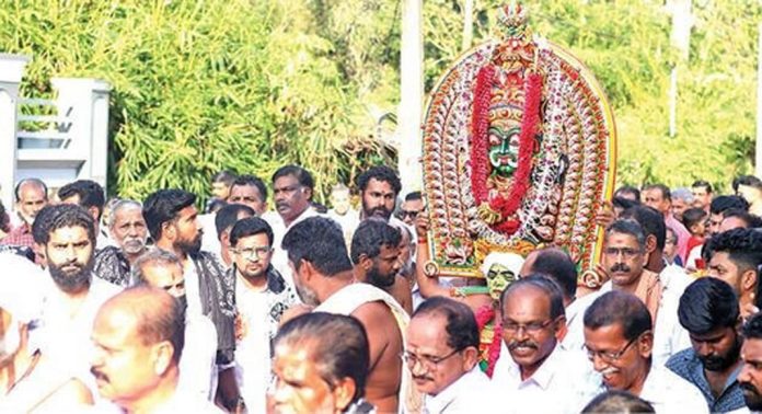പഴയാറ്റിലമ്മയ്ക്കു സമർപ്പണമായി മുടിയെടുപ്പുത്സവം നടന്നു പഴയാറ്റിലമ്മയ്ക്കു സമർപ്പണമായി മുടിയെടുപ്പുത്സവം നടന്നു