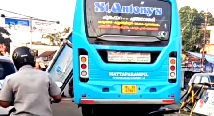 ഡ്രൈവർക്ക് നെഞ്ചുവേദന ; ചങ്ങനാശ്ശേരിയില് സ്വകാര്യ ബസ് അപകടത്തിൽ പെട്ടു ഡ്രൈവർക്ക് നെഞ്ചുവേദന ; ചങ്ങനാശ്ശേരിയില് സ്വകാര്യ ബസ് അപകടത്തിൽ പെട്ടു