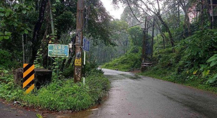 പൊന്തൻപുഴ ചുങ്കപ്പാറ റോഡിൽ ക്രാഷ് ബാരിയർ സ്ഥാപിക്കണമെന്ന ആവശ്യം ശക്തമാകുന്നു പൊന്തൻപുഴ ചുങ്കപ്പാറ റോഡിൽ ക്രാഷ് ബാരിയർ സ്ഥാപിക്കണമെന്ന ആവശ്യം ശക്തമാകുന്നു