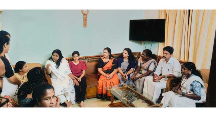 നവീൻ ബാബുവിന്റെ വീട്ടിലെത്തി മഹിളാ കോൺഗ്രസ് സംസ്ഥാന പ്രസിഡന്റ് ജെബി മേത്തർ നവീൻ ബാബുവിന്റെ വീട്ടിലെത്തി മഹിളാ കോൺഗ്രസ് സംസ്ഥാന പ്രസിഡന്റ് ജെബി മേത്തർ