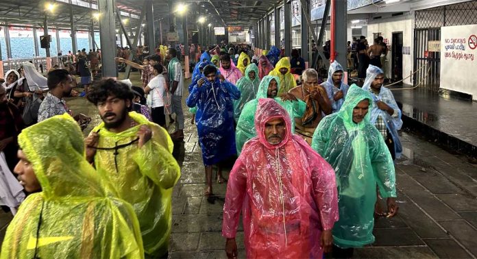 പമ്പയിലും സന്നിധാനത്തും മഴ തുടരുന്നു പമ്പയിലും സന്നിധാനത്തും മഴ തുടരുന്നു