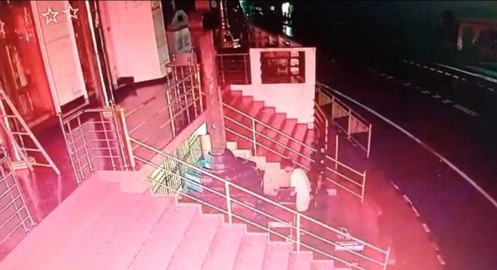തോട്ടമൺ കുരിശ്ശടിക്ക് മുന്നിൽ പരസ്യമായി മോഷണം തോട്ടമൺ കുരിശ്ശടിക്ക് മുന്നിൽ പരസ്യമായി മോഷണം