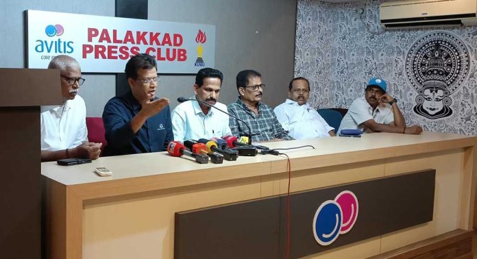 പാലക്കാട് സ്പോര്ട്സ് ഹബ് : കെസിഎയും ചാത്തന്കുളങ്ങര ദേവിക്ഷേത്രം ട്രസ്റ്റും ധാരണാപത്രം കൈമാറി പാലക്കാട് സ്പോര്ട്സ് ഹബ് : കെസിഎയും ചാത്തന്കുളങ്ങര ദേവിക്ഷേത്രം ട്രസ്റ്റും ധാരണാപത്രം കൈമാറി