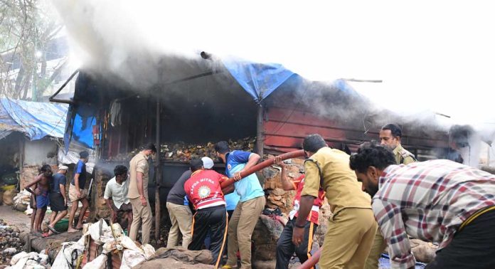 സന്നിധാനത്തിന് സമീപം കൊപ്രകൾ സൂക്ഷിച്ച കൊപ്രക്കളം ഷെഡ്ഡിൽ നിന്ന് പുക ഉയർന്നത് പരിഭ്രാന്തി പടർത്തി സന്നിധാനത്തിന് സമീപം കൊപ്രകൾ സൂക്ഷിച്ച കൊപ്രക്കളം ഷെഡ്ഡിൽ നിന്ന് പുക ഉയർന്നത് പരിഭ്രാന്തി പടർത്തി