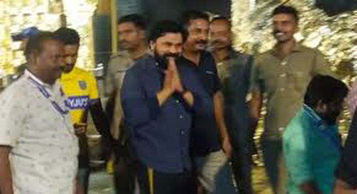 നടൻ ദിലീപിന് ശബരിമലയിൽ വിഐപി പരിഗണന ലഭിച്ച സംഭവം ; ഹൈക്കോടതിയിൽ റിപ്പോർട്ട് സമർപ്പിച്ച് സന്നിധാനം സ്പെഷ്യൽ ഓഫീസർ പി ബിജോയ് നടൻ ദിലീപിന് ശബരിമലയിൽ വിഐപി പരിഗണന ലഭിച്ച സംഭവം ; ഹൈക്കോടതിയിൽ റിപ്പോർട്ട് സമർപ്പിച്ച് സന്നിധാനം സ്പെഷ്യൽ ഓഫീസർ പി ബിജോയ്