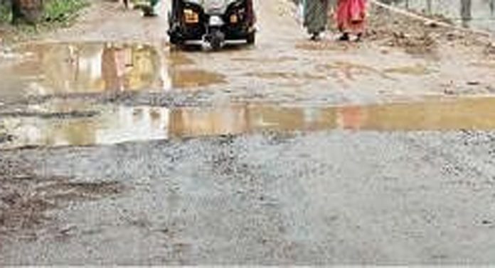 ഏഴംകുളം-കൈപ്പട്ടൂർ റോഡ് പണി ഇഴഞ്ഞു നീങ്ങുന്നു ; ദുരിതത്തില് യാത്രക്കാര് ഏഴംകുളം-കൈപ്പട്ടൂർ റോഡ് പണി ഇഴഞ്ഞു നീങ്ങുന്നു ; ദുരിതത്തില് യാത്രക്കാര്