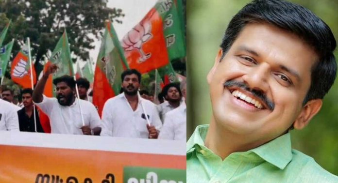 ബിജെപി വിട്ട് കോണ്ഗ്രസിൽ ചേര്ന്ന സന്ദീപ് വാര്യര്ക്കെതിരെ കൊലവിളി മുദ്രാവാക്യം വിളിയുമായി യുവമോര്ച്ച ബിജെപി വിട്ട് കോണ്ഗ്രസിൽ ചേര്ന്ന സന്ദീപ് വാര്യര്ക്കെതിരെ കൊലവിളി മുദ്രാവാക്യം വിളിയുമായി യുവമോര്ച്ച