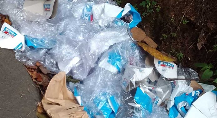 മാലിന്യങ്ങള് പൊതുവഴിയില് തള്ളി സാമൂഹ്യവിരുദ്ധര് മാലിന്യങ്ങള് പൊതുവഴിയില് തള്ളി സാമൂഹ്യവിരുദ്ധര്