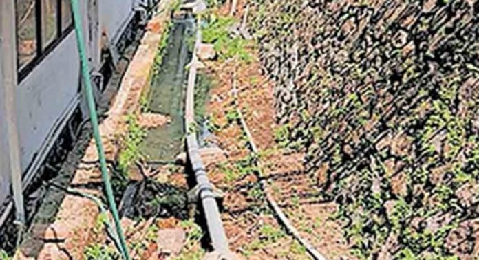 കോഴഞ്ചേരി ജില്ലാ ആശുപത്രിയിൽ മലിനജലം കെട്ടിക്കിടക്കുന്നു കോഴഞ്ചേരി ജില്ലാ ആശുപത്രിയിൽ മലിനജലം കെട്ടിക്കിടക്കുന്നു