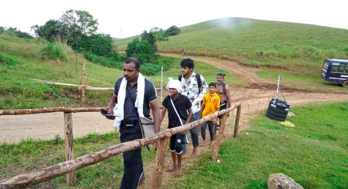 കാനനപാത വീണ്ടും തുറന്നു ; 581 പേരെ കടത്തിവിട്ടു കാനനപാത വീണ്ടും തുറന്നു ; 581 പേരെ കടത്തിവിട്ടു