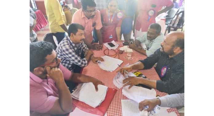 റിസര്വേയില് ഏഴ് സെന്റ് ഭൂമി കുറവ് ; രണ്ടാഴ്ചക്കുള്ളില് പരിഹാരം കാണാന് മന്ത്രി പി രാജീവിന്റെ നിര്ദേശം റിസര്വേയില് ഏഴ് സെന്റ് ഭൂമി കുറവ് ; രണ്ടാഴ്ചക്കുള്ളില് പരിഹാരം കാണാന് മന്ത്രി പി രാജീവിന്റെ നിര്ദേശം