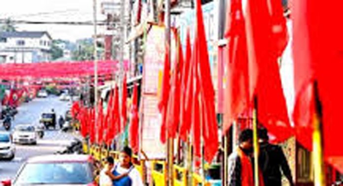 നിയമം കാറ്റില് പറത്തി ; കൊടിതോരണങ്ങളും ബോർഡും കോന്നി മേഖലയില് നീക്കം ചെയ്യുന്നില്ല നിയമം കാറ്റില് പറത്തി ; കൊടിതോരണങ്ങളും ബോർഡും കോന്നി മേഖലയില് നീക്കം ചെയ്യുന്നില്ല