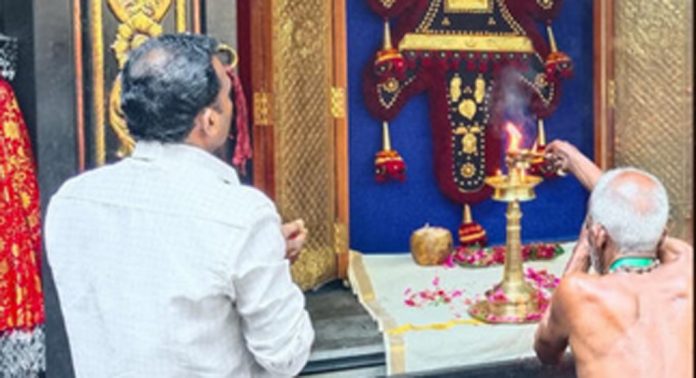 കല്ലേലിക്കാവില് സ്വർണ്ണ മലക്കൊടി ഊട്ട് പൂജയോടെ മണ്ഡലപൂജ സമർപ്പിച്ചു കല്ലേലിക്കാവില് സ്വർണ്ണ മലക്കൊടി ഊട്ട് പൂജയോടെ മണ്ഡലപൂജ സമർപ്പിച്ചു