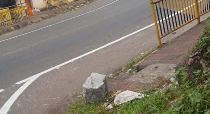 പുനലൂര് മൂവാറ്റുപുഴ സംസ്ഥാനപാതയില് ലോറിയിൽ നിന്നും കരിങ്കല്ല് തിരക്കേറിയ റോഡിലേക്ക് തെറിച്ചു വീണു പുനലൂര് മൂവാറ്റുപുഴ സംസ്ഥാനപാതയില് ലോറിയിൽ നിന്നും കരിങ്കല്ല് തിരക്കേറിയ റോഡിലേക്ക് തെറിച്ചു വീണു