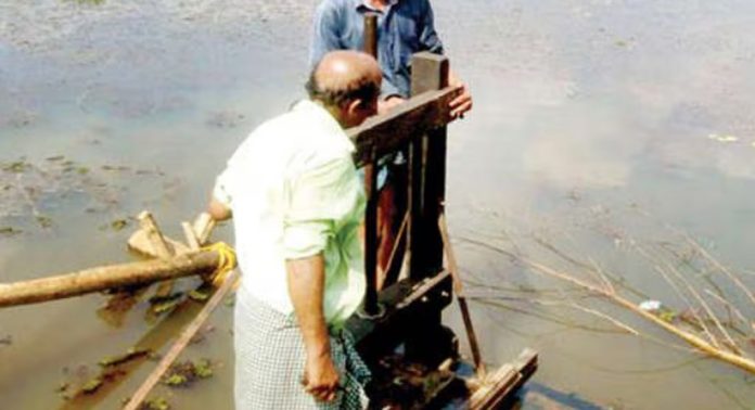 അടിസ്ഥാനസൗകര്യത്തിന്റെ കുറവ് ; വലഞ്ഞ് കരിങ്ങാലിപ്പാടത്തെ കര്ഷകര് അടിസ്ഥാനസൗകര്യത്തിന്റെ കുറവ് ; വലഞ്ഞ് കരിങ്ങാലിപ്പാടത്തെ കര്ഷകര്