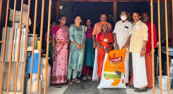 നാറാണംമൂഴി ഗ്രാമ പഞ്ചായത്തിന്റെ കറവ പശുക്കൾക്കുള്ള കാലിത്തീറ്റ വിത രണ പദ്ധതിയുടെ ഉദ്ഘാടനം നടത്തി നാറാണംമൂഴി ഗ്രാമ പഞ്ചായത്തിന്റെ കറവ പശുക്കൾക്കുള്ള കാലിത്തീറ്റ വിത രണ പദ്ധതിയുടെ ഉദ്ഘാടനം നടത്തി