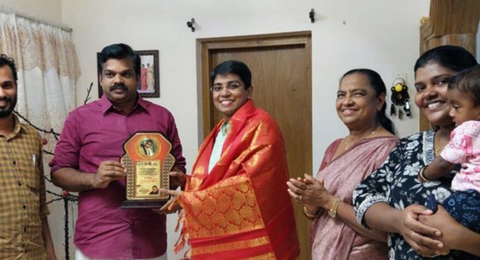 കോന്നി സ്വദേശി ക്യാപ്റ്റൻ റീന വർഗീസിനെ ആദരിച്ചു കോന്നി സ്വദേശി ക്യാപ്റ്റൻ റീന വർഗീസിനെ ആദരിച്ചു