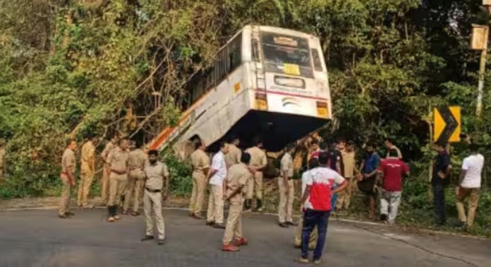 പമ്പാവാലിക്ക് സമീപം ശബരിമല തീർത്ഥാടകരുമായി പോയ കെഎസ്ആർടിസി ബസ് ബ്രേക്ക് നഷ്ടപ്പെട്ട് കുഴിയിലേക്ക് ചരിഞ്ഞു പമ്പാവാലിക്ക് സമീപം ശബരിമല തീർത്ഥാടകരുമായി പോയ കെഎസ്ആർടിസി ബസ് ബ്രേക്ക് നഷ്ടപ്പെട്ട് കുഴിയിലേക്ക് ചരിഞ്ഞു