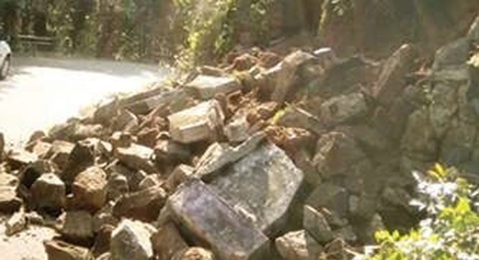 കുമ്പളന്താനത്തിന് സമീപം വീടിന്റെ സംരക്ഷണഭിത്തിയിടിഞ്ഞ് കല്ലുകൾ റോഡിലേക്ക് വീണു കുമ്പളന്താനത്തിന് സമീപം വീടിന്റെ സംരക്ഷണഭിത്തിയിടിഞ്ഞ് കല്ലുകൾ റോഡിലേക്ക് വീണു