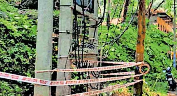 പൊന്തൻപുഴ റോഡിലെ സംരക്ഷണവേലിയില്ലാത്ത ട്രാൻസ്ഫോമർ ഭീതി ഉയര്ത്തുന്നു പൊന്തൻപുഴ റോഡിലെ സംരക്ഷണവേലിയില്ലാത്ത ട്രാൻസ്ഫോമർ ഭീതി ഉയര്ത്തുന്നു