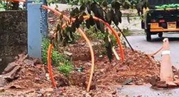 ജലവിതരണ പൈപ്പ് സ്ഥാപിച്ചതിന് തൊട്ടുപിന്നാലെ കേബിൾ കണക്ഷനായി വീണ്ടും കുഴിയെടുത്തു ; നട്ടം തിരിഞ്ഞ് വാഹന യാത്രക്കാര് ജലവിതരണ പൈപ്പ് സ്ഥാപിച്ചതിന് തൊട്ടുപിന്നാലെ കേബിൾ കണക്ഷനായി വീണ്ടും കുഴിയെടുത്തു ; നട്ടം തിരിഞ്ഞ് വാഹന യാത്രക്കാര്