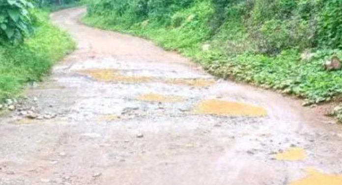 ടാറിംഗ് തകര്ന്നു ; ചാലാപ്പള്ലി – അറഞ്ഞിയ്ക്കൽ റോഡിൽ അപകടഭീഷണി ടാറിംഗ് തകര്ന്നു ; ചാലാപ്പള്ലി – അറഞ്ഞിയ്ക്കൽ റോഡിൽ അപകടഭീഷണി