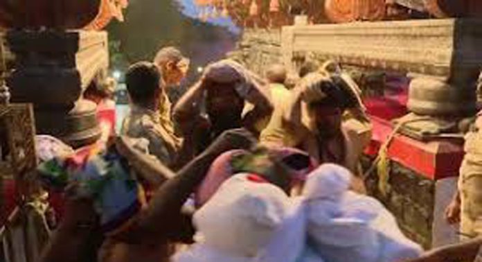 ശബരിമലയിലും പമ്പയിലും നിലയ്ക്കലിലും വ്യാജരേഖകളുമായി തമ്പടിക്കുന്ന ഇതര സംസ്ഥാനക്കാരെ പിടികൂടാന് പോലീസ് ശബരിമലയിലും പമ്പയിലും നിലയ്ക്കലിലും വ്യാജരേഖകളുമായി തമ്പടിക്കുന്ന ഇതര സംസ്ഥാനക്കാരെ പിടികൂടാന് പോലീസ്