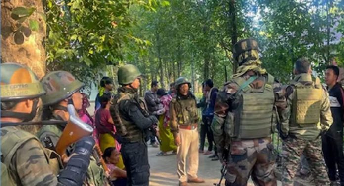 മണിപ്പൂരിലെ അക്രമം നടന്ന 3 ജില്ലകളില് നിന്ന് ആയുധങ്ങളും യുദ്ധസമാനമായ സ്റ്റോറുകളും കണ്ടെടുത്തു മണിപ്പൂരിലെ അക്രമം നടന്ന 3 ജില്ലകളില് നിന്ന് ആയുധങ്ങളും യുദ്ധസമാനമായ സ്റ്റോറുകളും കണ്ടെടുത്തു