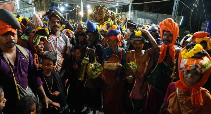 അഗസ്ത്യർകൂടത്തിലെ തിരുമുൽ കാഴ്ചകളുമായി വനവാസികളെത്തി അഗസ്ത്യർകൂടത്തിലെ തിരുമുൽ കാഴ്ചകളുമായി വനവാസികളെത്തി