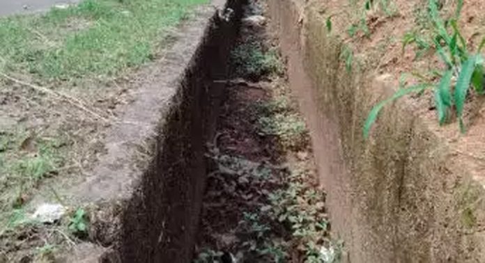 പന്തളം എം.സി റോഡിൽ അപകടക്കെണിയൊരുക്കി ഓടകൾ പന്തളം എം.സി റോഡിൽ അപകടക്കെണിയൊരുക്കി ഓടകൾ