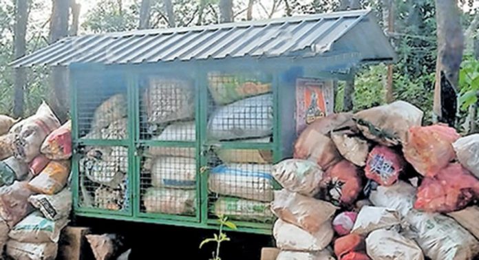 മിനി എംസിഎഫില് സ്ഥലമില്ല ; ഏഴംകുളം പഞ്ചായത്തില് എംസിഎഫുകൾ നിറഞ്ഞു കവിഞ്ഞു പുറത്തേക്കു മാലിന്യം കുന്നു കൂടുന്നു മിനി എംസിഎഫില് സ്ഥലമില്ല ; ഏഴംകുളം പഞ്ചായത്തില് എംസിഎഫുകൾ നിറഞ്ഞു കവിഞ്ഞു പുറത്തേക്കു മാലിന്യം കുന്നു കൂടുന്നു