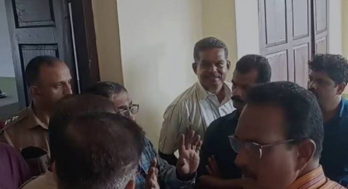 കണ്ണൂരിൽ കൂട്ട രാജിക്കൊരുങ്ങി കോൺഗ്രസ് നേതാക്കൾ കണ്ണൂരിൽ കൂട്ട രാജിക്കൊരുങ്ങി കോൺഗ്രസ് നേതാക്കൾ