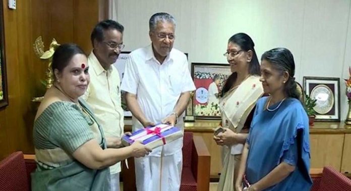 ഹേമ കമ്മിറ്റി റിപ്പോര്ട്ടിലെ നീക്കം ചെയ്ത ഭാഗങ്ങള് നാളെ പുറത്തുവിട്ടേക്കും ഹേമ കമ്മിറ്റി റിപ്പോര്ട്ടിലെ നീക്കം ചെയ്ത ഭാഗങ്ങള് നാളെ പുറത്തുവിട്ടേക്കും