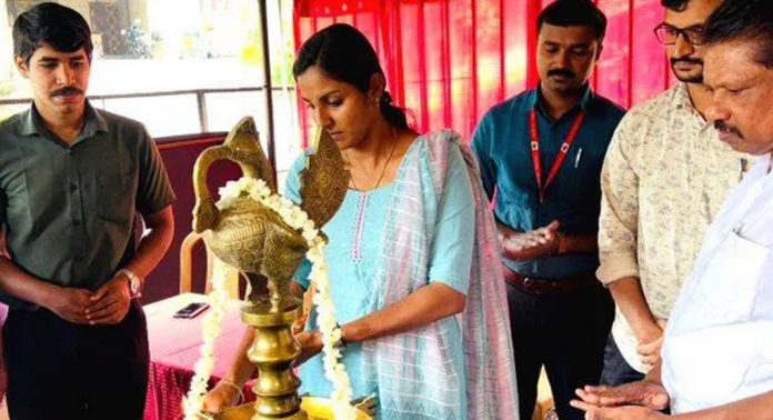 കടമ്മനിട്ട പോസ്റ്റോഫീസിന്റെ ബ്രാഞ്ച് മുണ്ടുകോട്ടയ്ക്കൽ ജംഗ്ഷനിൽ പുതിയ കെട്ടിടത്തിൽ പ്രവർത്തനം ആരംഭിച്ചു കടമ്മനിട്ട പോസ്റ്റോഫീസിന്റെ ബ്രാഞ്ച് മുണ്ടുകോട്ടയ്ക്കൽ ജംഗ്ഷനിൽ പുതിയ കെട്ടിടത്തിൽ പ്രവർത്തനം ആരംഭിച്ചു