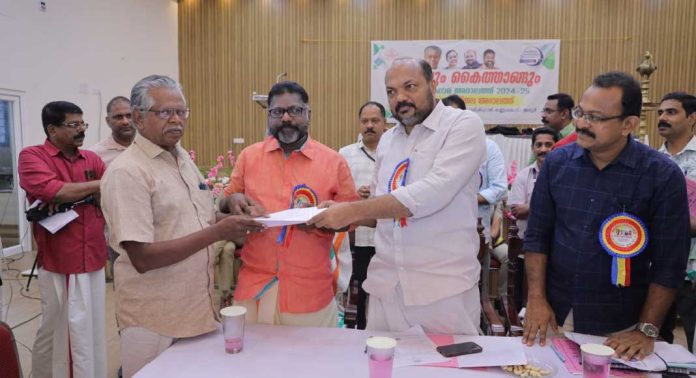 നിയമക്കുരുക്കഴിച്ച് കരമൊടുക്കാനും അദാലത്ത് തുണ നിയമക്കുരുക്കഴിച്ച് കരമൊടുക്കാനും അദാലത്ത് തുണ