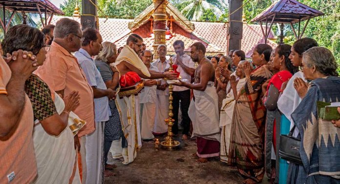 തോട്ടമൺകാവ് ക്ഷേത്രത്തില് നിന്നും ശബരിമലയിലേക്കുള്ള പഞ്ചവർണ്ണ പൊടികൾ കളമെഴുത്തിനായി കൈമാറി തോട്ടമൺകാവ് ക്ഷേത്രത്തില് നിന്നും ശബരിമലയിലേക്കുള്ള പഞ്ചവർണ്ണ പൊടികൾ കളമെഴുത്തിനായി കൈമാറി