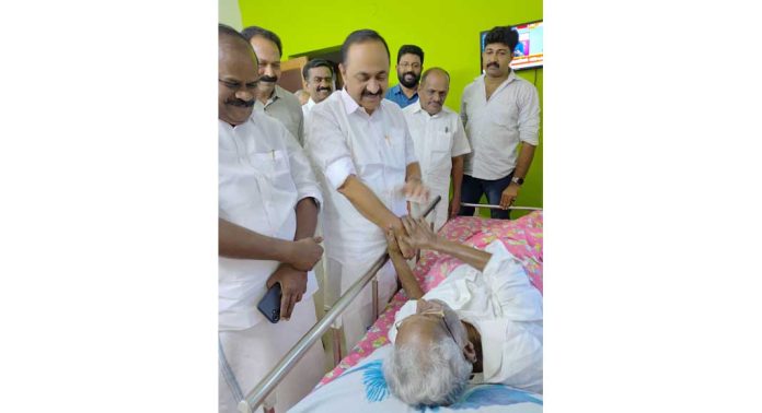 ചികിത്സയില് കഴിയുന്ന മുന് കെ.പി.സി.സി പ്രസിഡന്റിനെ പ്രതിപക്ഷ നേതാവ് സന്ദര്ശിച്ചു ചികിത്സയില് കഴിയുന്ന മുന് കെ.പി.സി.സി പ്രസിഡന്റിനെ പ്രതിപക്ഷ നേതാവ് സന്ദര്ശിച്ചു