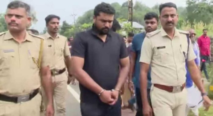യുവാവിനെ കാര് കയറ്റി കൊലപെടുത്തിയ സംഭവത്തില് പ്രതികളെ സ്ഥലത്തെത്തിച്ചു തെളിവെടുപ്പു നടത്തി യുവാവിനെ കാര് കയറ്റി കൊലപെടുത്തിയ സംഭവത്തില് പ്രതികളെ സ്ഥലത്തെത്തിച്ചു തെളിവെടുപ്പു നടത്തി