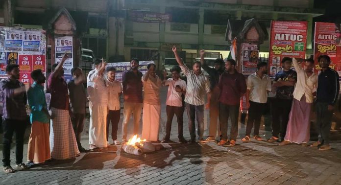 വൈദ്യുതി വകുപ്പ് മന്ത്രിയുടെ കോലം കത്തിച്ചു പ്രതിഷേധിച്ച് യൂത്ത് കോൺഗ്രസ് വൈദ്യുതി വകുപ്പ് മന്ത്രിയുടെ കോലം കത്തിച്ചു പ്രതിഷേധിച്ച് യൂത്ത് കോൺഗ്രസ്