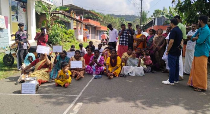 തുടര്ച്ചയായി കുടിവെള്ളം കിട്ടാതായതോടെ പ്രധാന റോഡ് ഉപരോധിച്ച് നാട്ടുകാര് തുടര്ച്ചയായി കുടിവെള്ളം കിട്ടാതായതോടെ പ്രധാന റോഡ് ഉപരോധിച്ച് നാട്ടുകാര്
