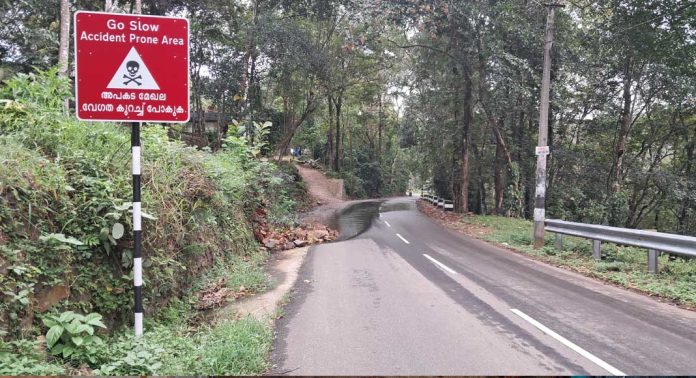ചെത്തോങ്കര അത്തിക്കയം റോഡിലെ അപകടക്കെണി നീക്കം ചെയ്യുന്നില്ലെന്നു പരാതി ചെത്തോങ്കര അത്തിക്കയം റോഡിലെ അപകടക്കെണി നീക്കം ചെയ്യുന്നില്ലെന്നു പരാതി