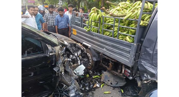 കോന്നിയിൽ കാറും പിക് അപ് വാനും കൂട്ടിയിടിച്ച് അപകടം കോന്നിയിൽ കാറും പിക് അപ് വാനും കൂട്ടിയിടിച്ച് അപകടം