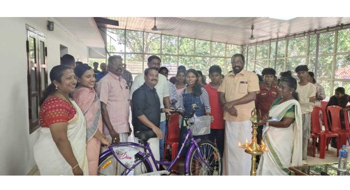 3 പട്ടിക വര്ഗ വിഭാഗ കുട്ടികള്ക്ക് സൈക്കിള് വിതരണം നടത്തി 3 പട്ടിക വര്ഗ വിഭാഗ കുട്ടികള്ക്ക് സൈക്കിള് വിതരണം നടത്തി