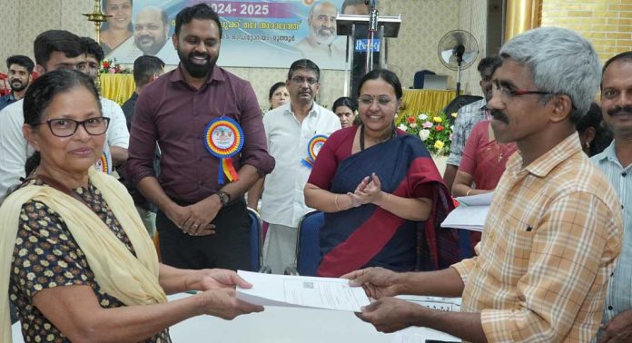 അനധികൃത കെട്ടിട നമ്പര് ക്രമപ്പെടുത്തിയും പരിഹാരവുമായി മന്ത്രി വീണാ ജോര്ജ് അനധികൃത കെട്ടിട നമ്പര് ക്രമപ്പെടുത്തിയും പരിഹാരവുമായി മന്ത്രി വീണാ ജോര്ജ്
