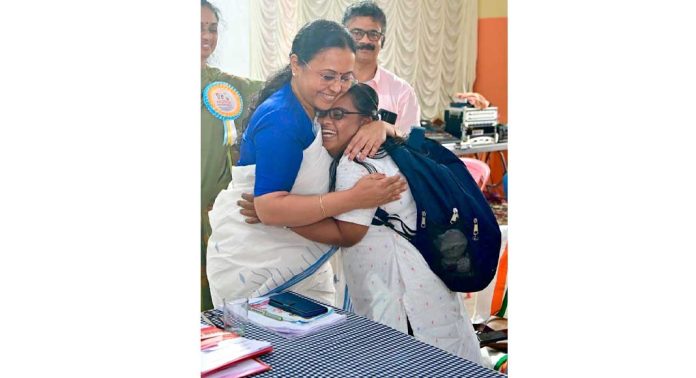 ജനകീയ മന്ത്രിക്ക് ആശ്ലേഷവുമായി ഭിന്നശേഷിക്കാരിയും ജനകീയ മന്ത്രിക്ക് ആശ്ലേഷവുമായി ഭിന്നശേഷിക്കാരിയും