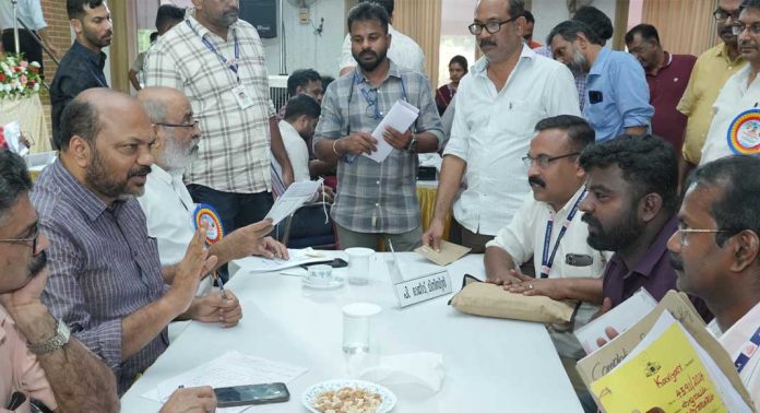 വീടിന് നമ്പര് നല്കാനും വഴിയൊരുക്കി മന്ത്രി പി. രാജീവ് വീടിന് നമ്പര് നല്കാനും വഴിയൊരുക്കി മന്ത്രി പി. രാജീവ്